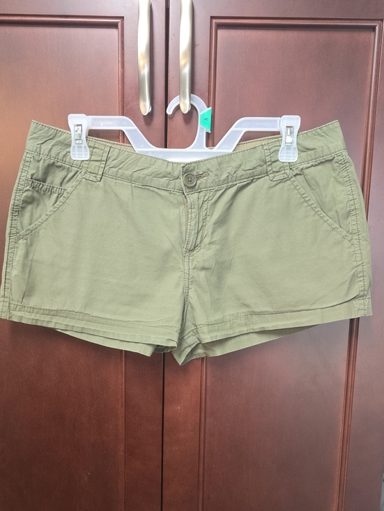 No Boundaries Pants - No Boundaries Olive Bermuda Shorts with Front Pockets. Size 11